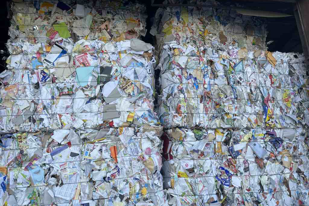 リサイクル 回収した廃棄物を、選別した後、製紙原料・製鉄原料等としてリサイクルされます。